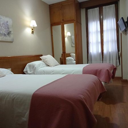 Hotel Los Robles Cangas de Onís Exterior photo