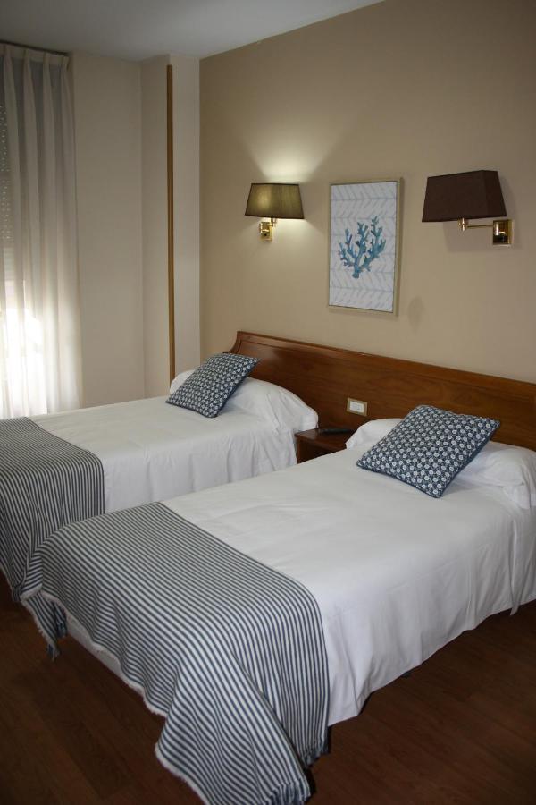 Hotel Los Robles Cangas de Onís Exterior photo