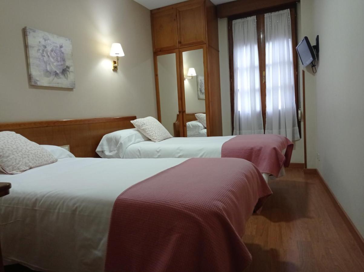 Hotel Los Robles Cangas de Onís Exterior photo