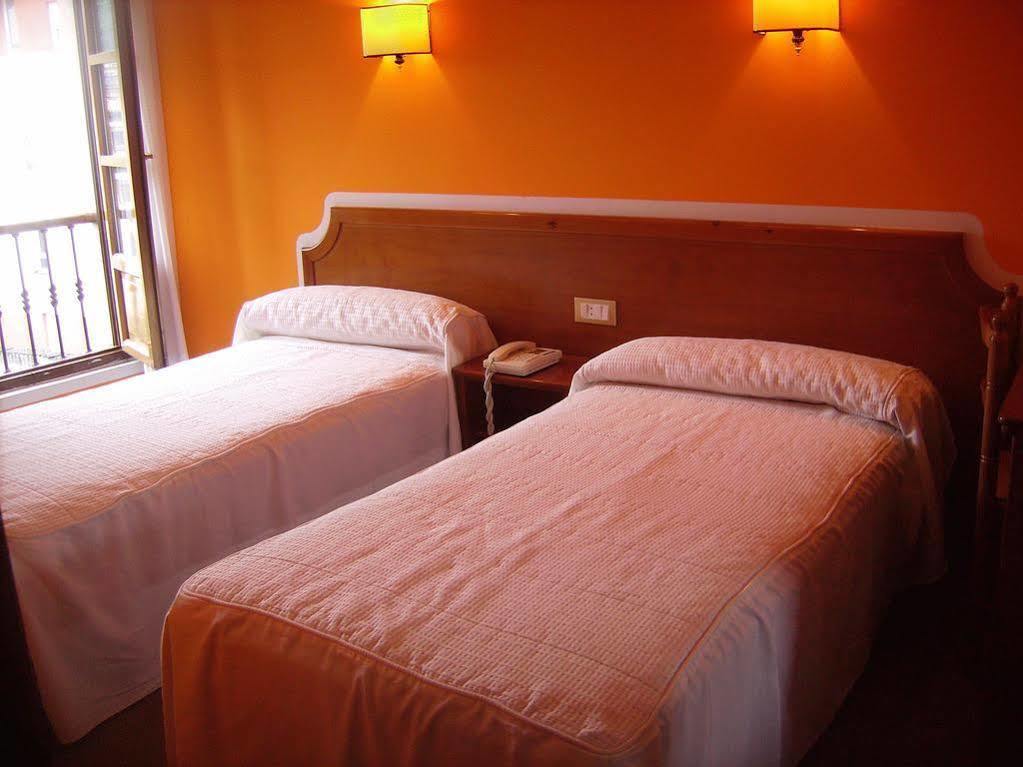 Hotel Los Robles Cangas de Onís Exterior photo